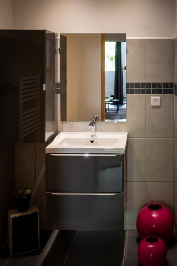 Superbe Appartement Avec Patio Ним Экстерьер фото