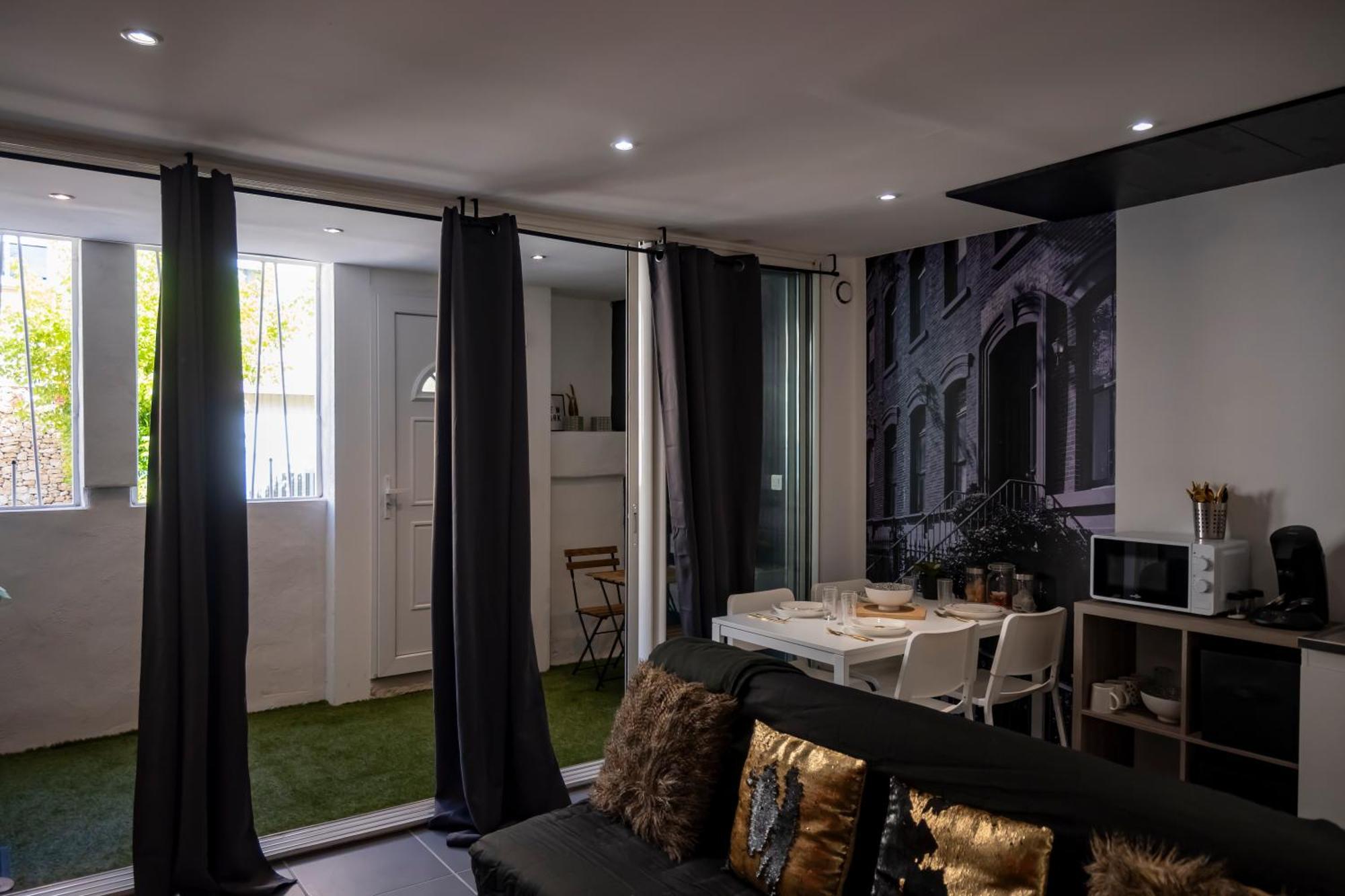 Superbe Appartement Avec Patio Ним Экстерьер фото
